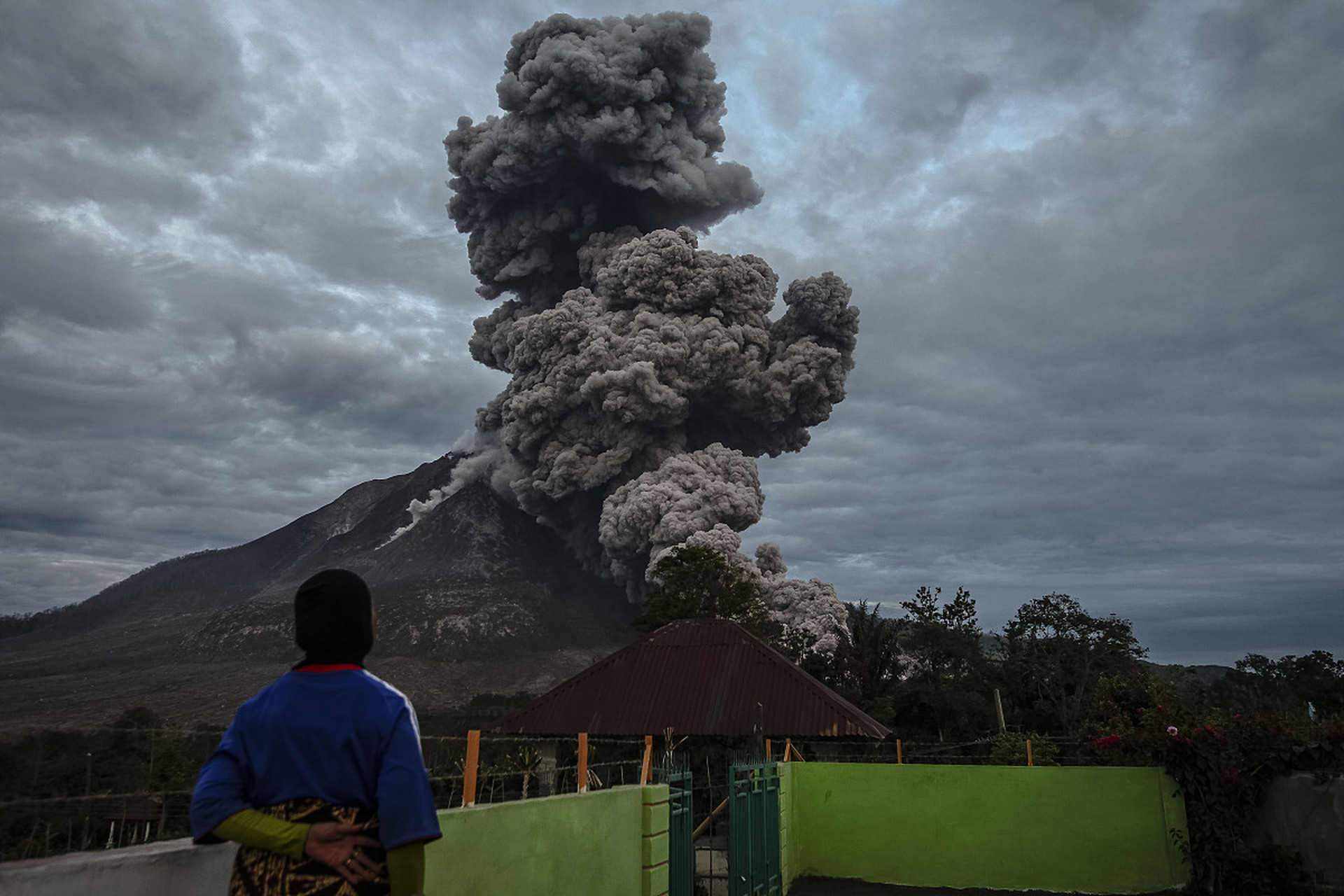 寻找百度ai写手计划#  印尼北马古鲁省杜科诺火山再次发生喷发,火山