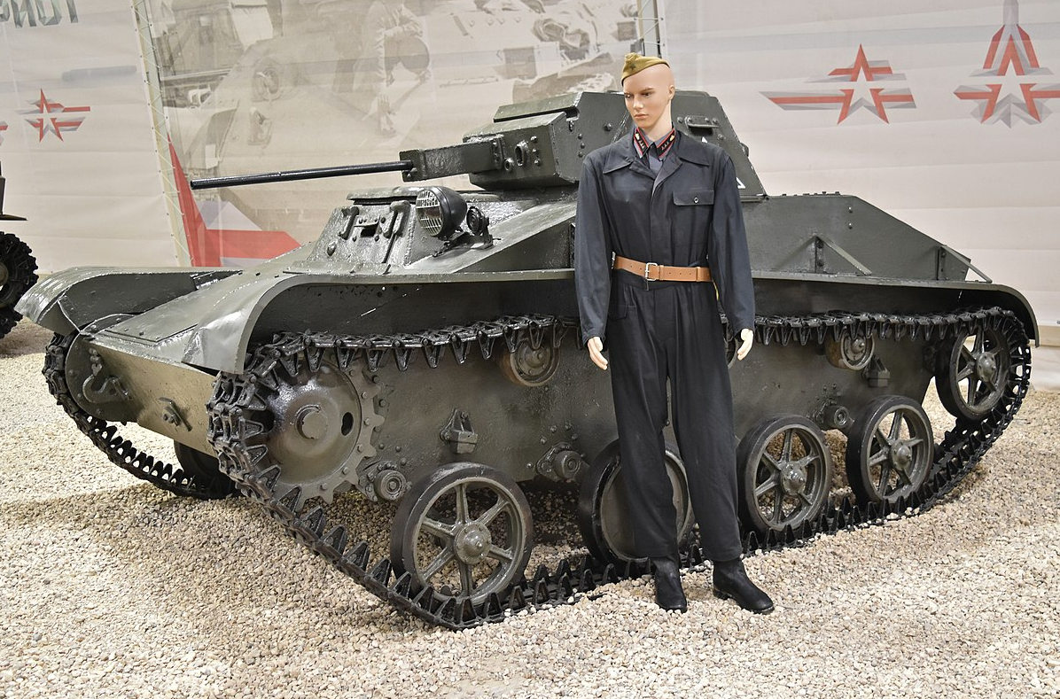 图为t-70轻型坦克,重14吨,搭载一台140马力发动机,时速45公里,主炮