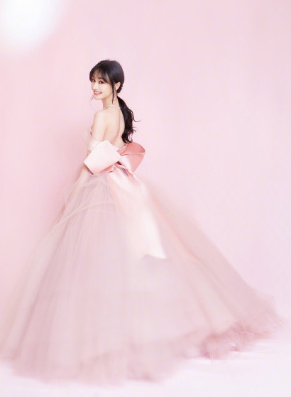 分手之后郑爽终于释放自我,穿晚礼服参加活动,重新美回贝微微
