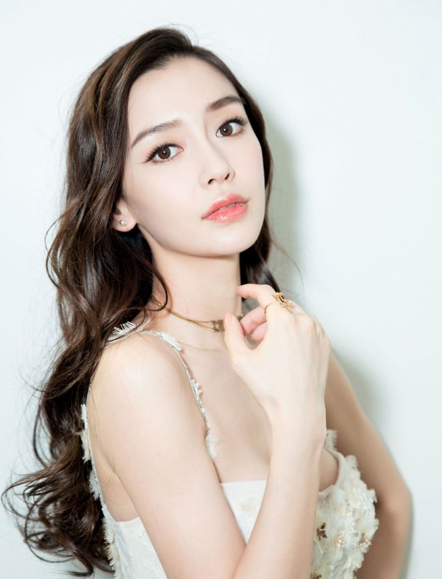angelababy再次美出天际牛奶肌让人移不开眼,粉丝:随便美着玩玩
