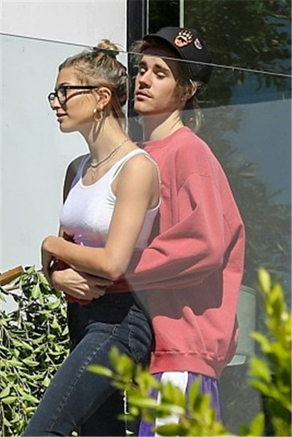 撒狗粮!比伯与海莉现身,两人在自家阳台上亲密紧搂肆意秀恩爱