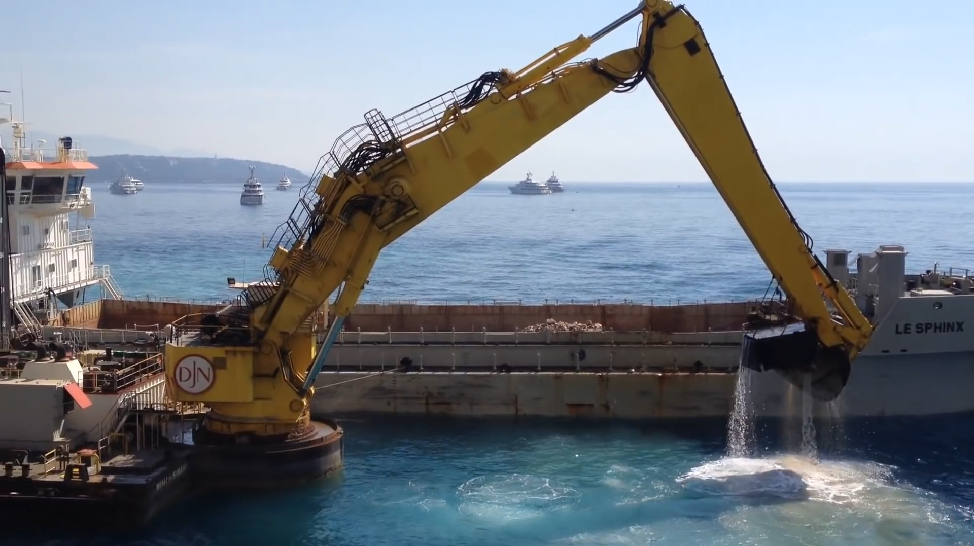 老司机把挖掘机开到海里,这是怎么回事?真是不多见!