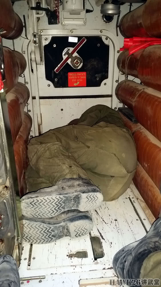 图说:以色列"梅卡瓦"坦克内部空间 与想象有很大差异