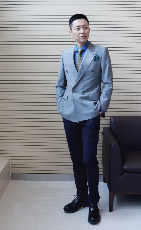 老戏骨仍神采奕奕,刘奕君西装革履魅力十足,丝毫不输小鲜肉!