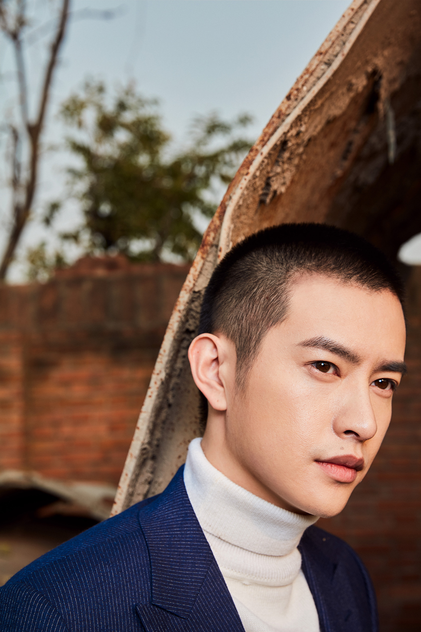 近日新晋小生杜茗洋曝光了一组晚秋时尚大片.