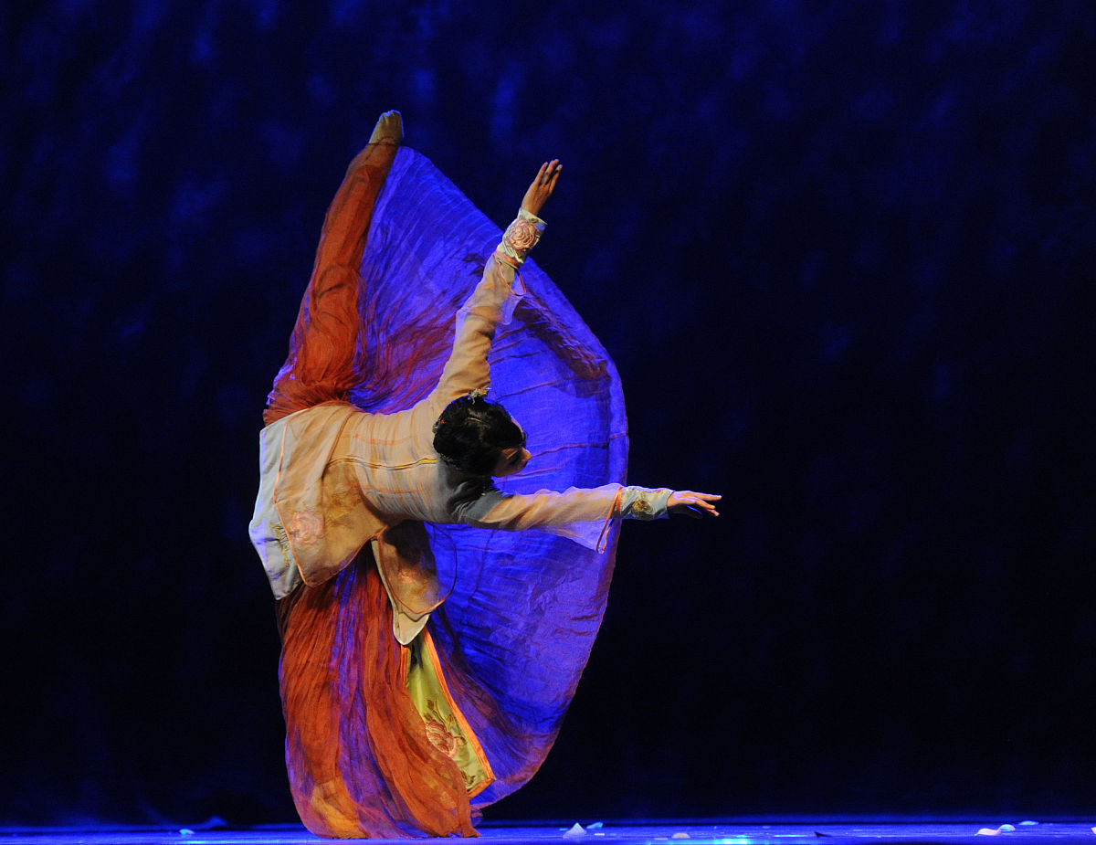 生活不是等待风暴过去,而是学会在雨中舞蹈,让心灵在每一次跌倒后更加