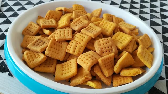 玉米面小锅巴的做法,过年必备小零食,香甜酥脆,没有任何添加剂