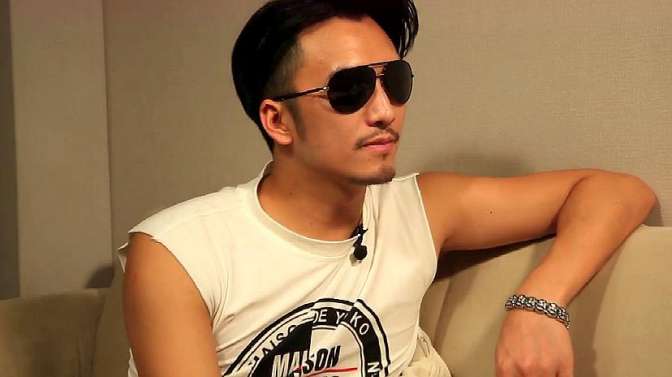 将错就错 干脆辞职当"明星"因为长相酷似谢霆锋,幸运来得太快,烦恼也