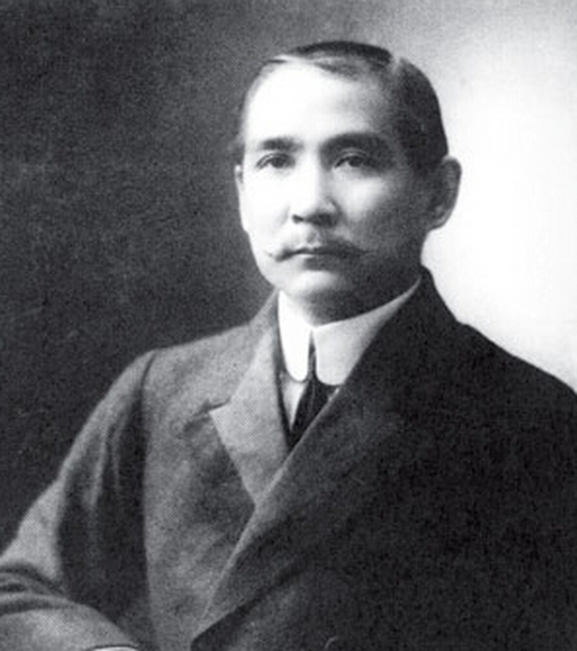 以海关总税务司赫德为会长,韦廉臣为督办,1891年李提摩太继任总干事.