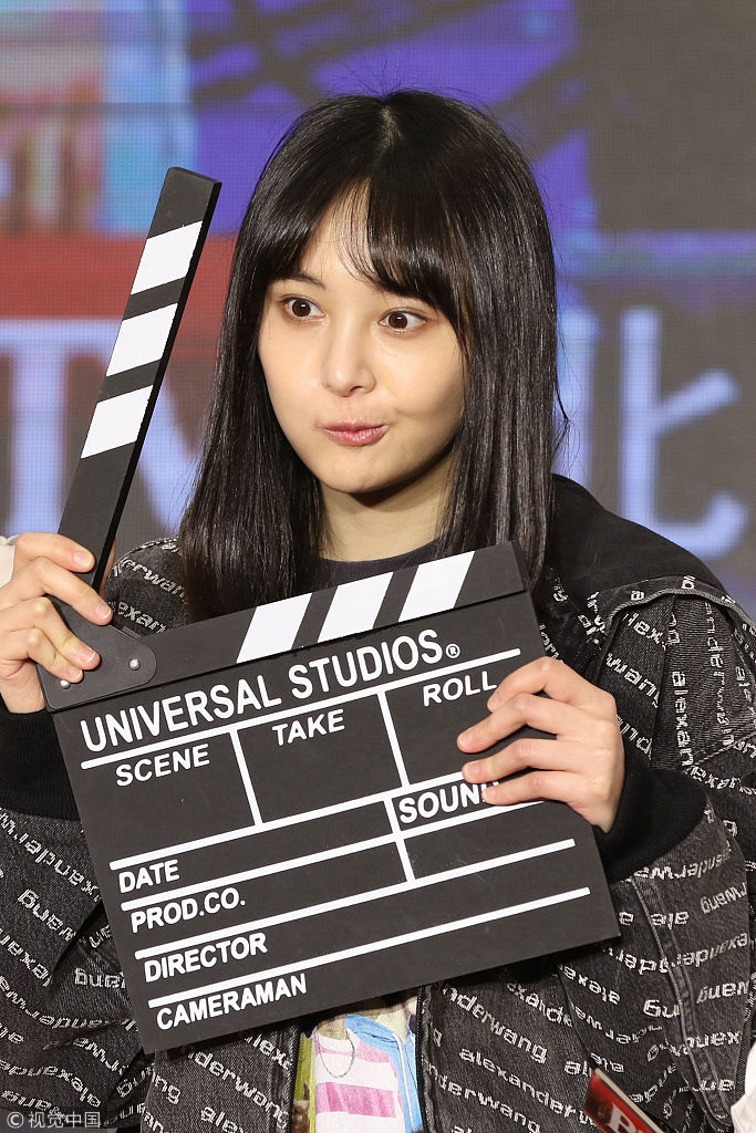 郑爽中长黑发扮鬼脸可爱满分 满脸胶原蛋白皮肤白到发光