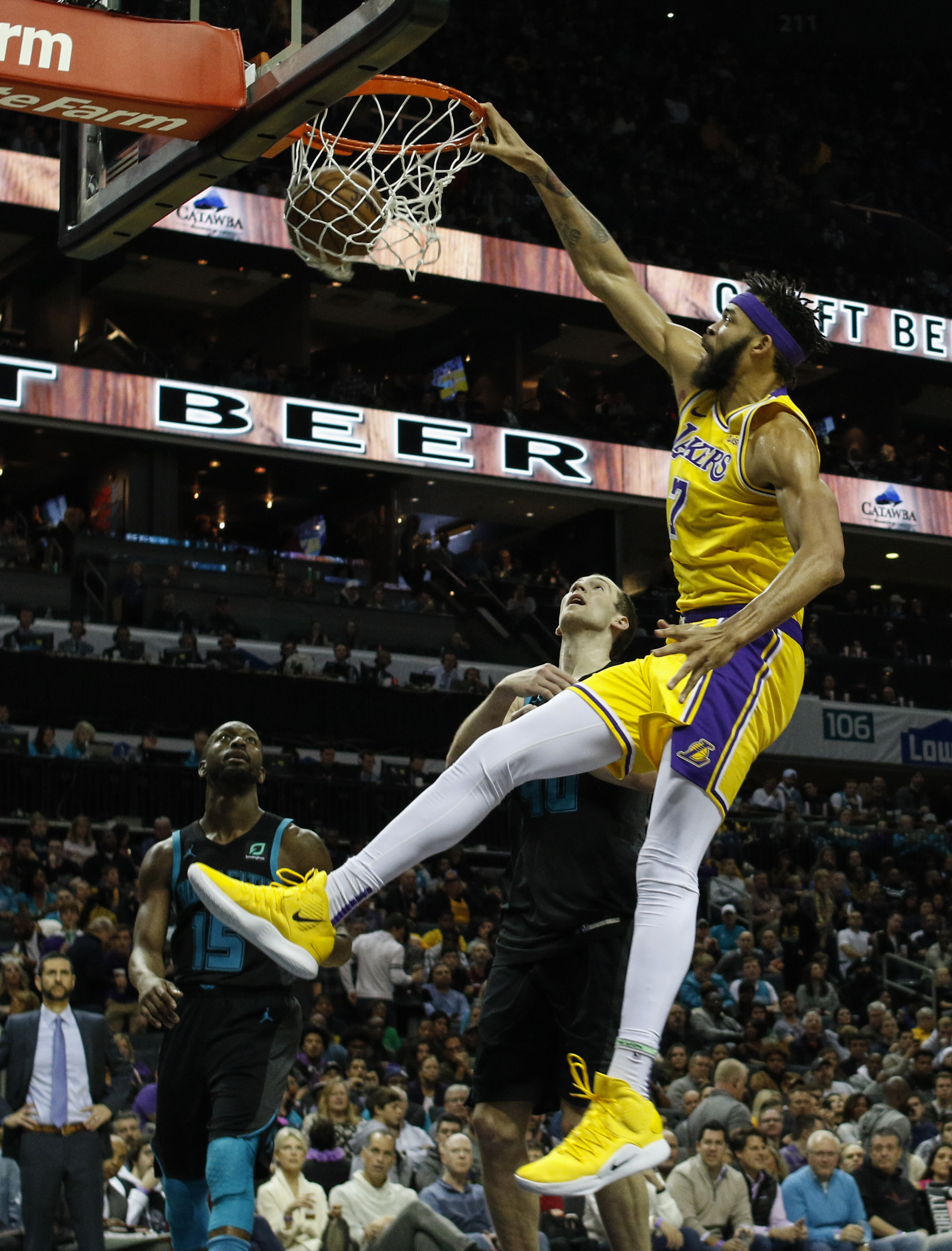 篮球——nba常规赛:湖人胜黄蜂