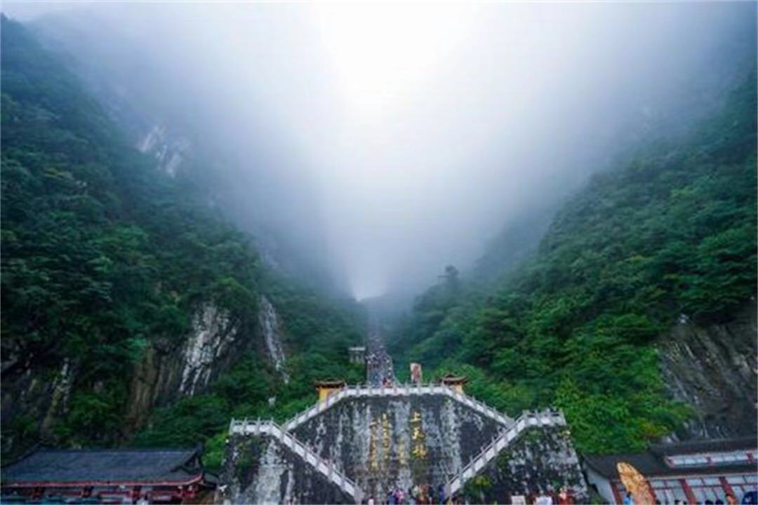 世界上创6个之最,天门山的穿山电梯,网友:不用转99道