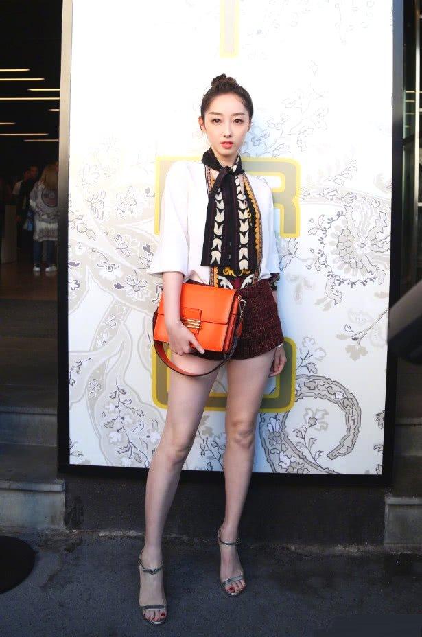 蒋梦婕休闲简约搭配,诠释青春与个性