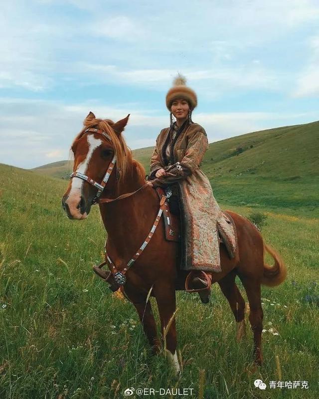 身穿哈萨克传统服装的小姐姐