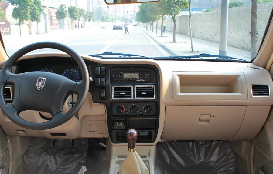 内饰用料一般般吧,做工觉得还可以,车内的设计还是挺温馨的.