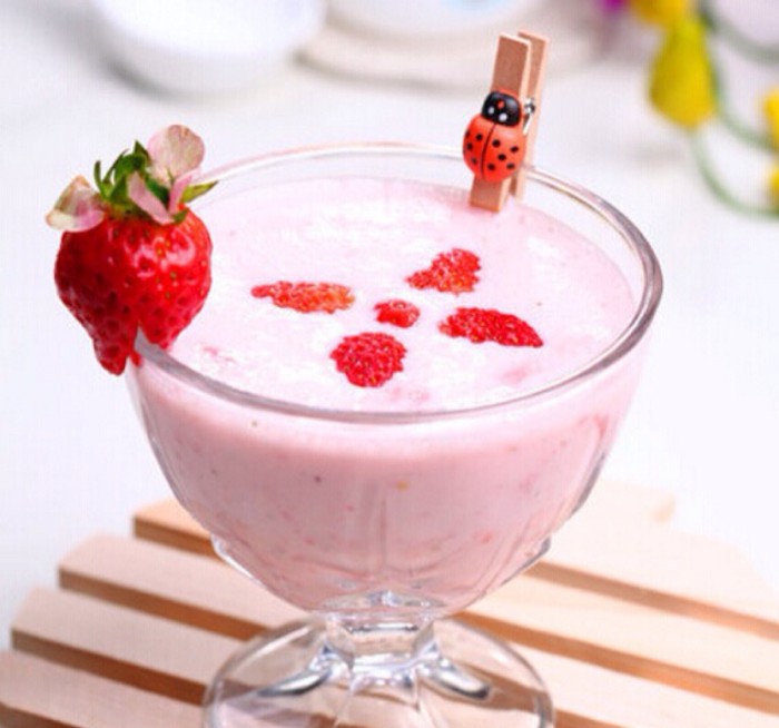 酸奶里加入草莓,功效:保养皮肤,调理肠胃,治疗贫血,调节内分泌.