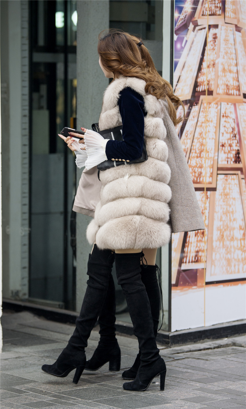 街拍:美女穿搭皮草彰显华贵之美