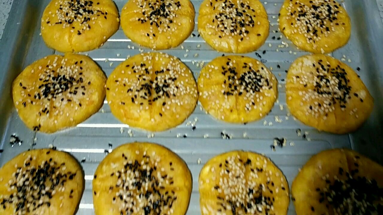 烤箱版的南瓜饼!外面焦香焦香的!里面软糯糯的,一点也不油腻!