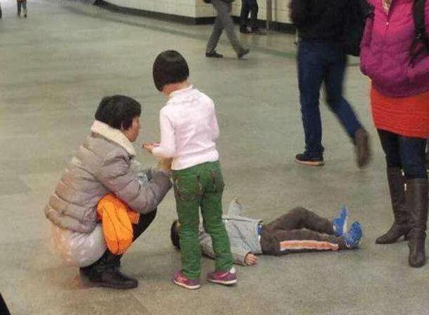 家长情绪失控多可怕?6岁孩子商场坐地哭着求饶,"妈妈我错了"