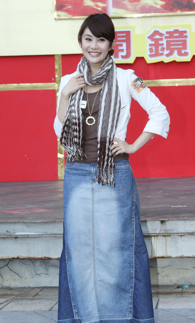 2004年参与台湾偶像剧《雪天使》演出,饰演"齐雪桐"走红与toro(郭苇昀