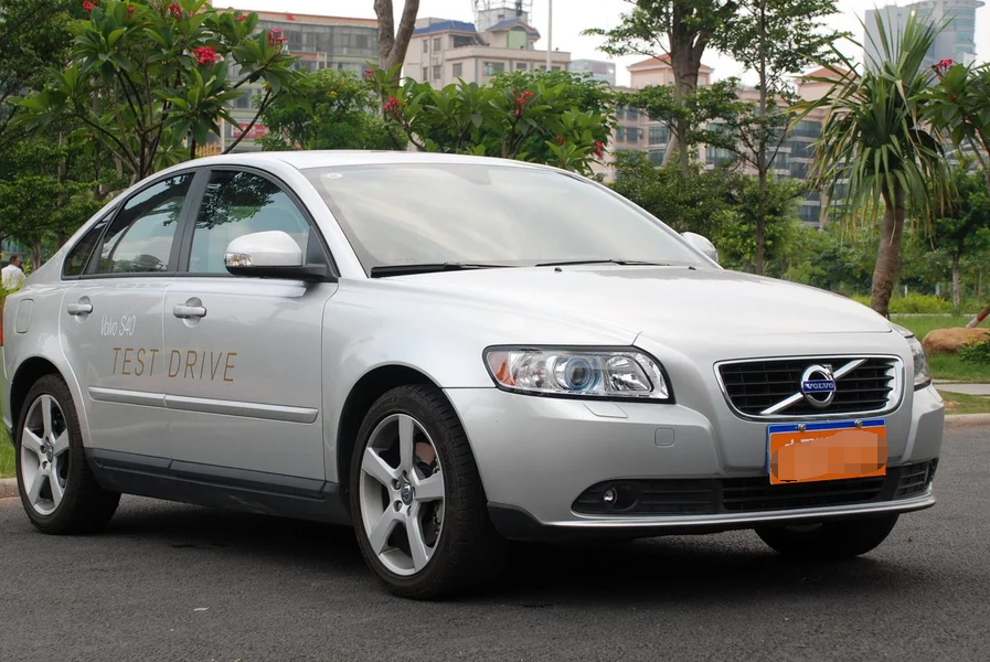 这款长安沃尔沃-沃尔沃s40,是年轻人的最爱,开出去绝对倍有面子