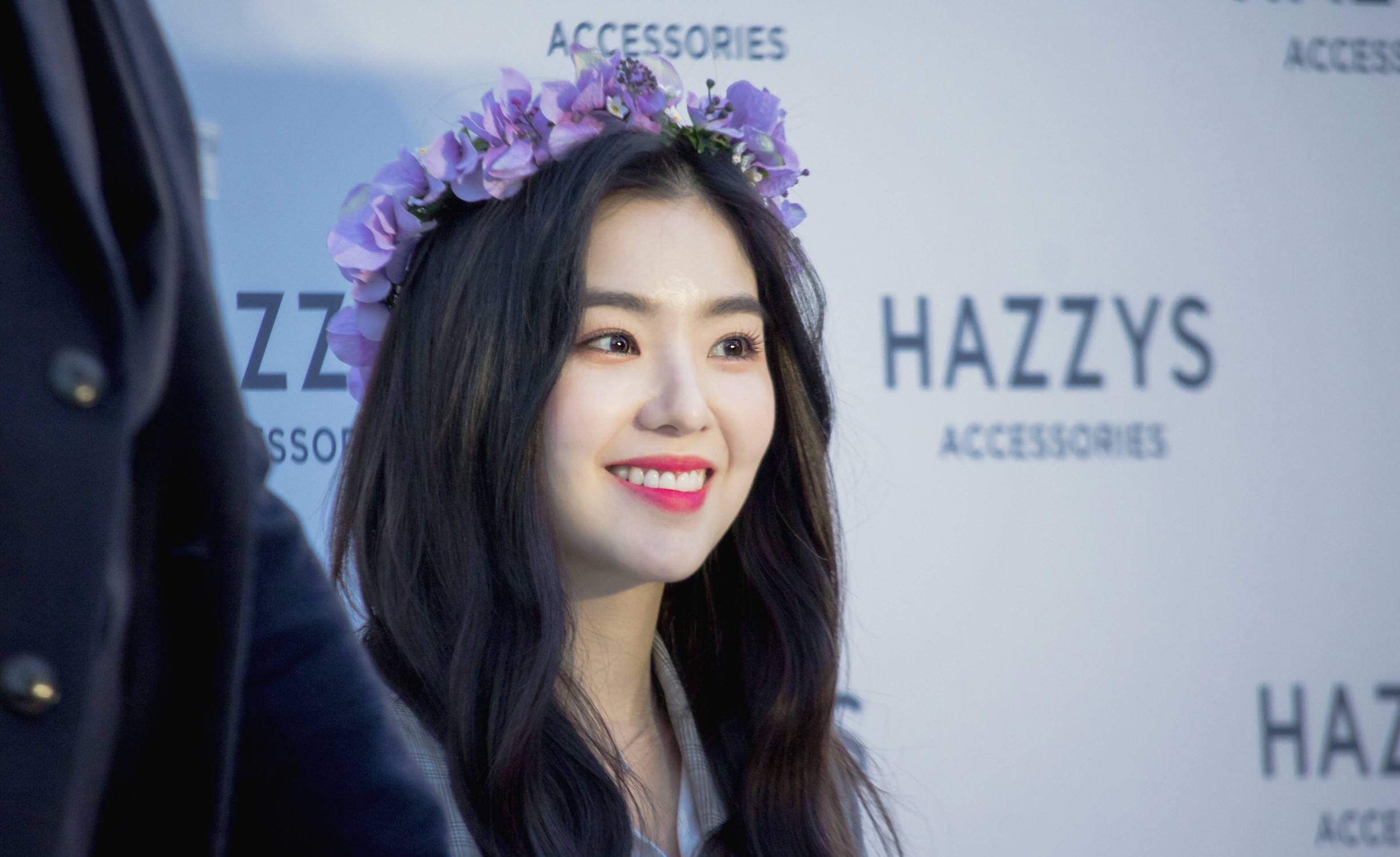 在表演中利特和irene搭档共舞,手触及irene的腰部