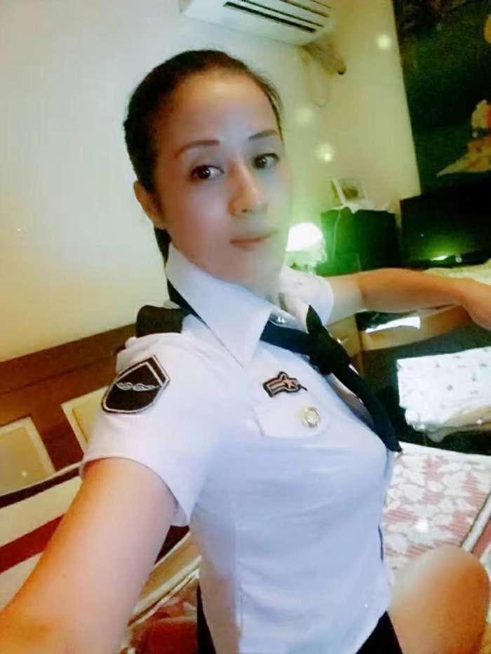 好久不见的一个老熟女,她也是一个自拍狂魔!