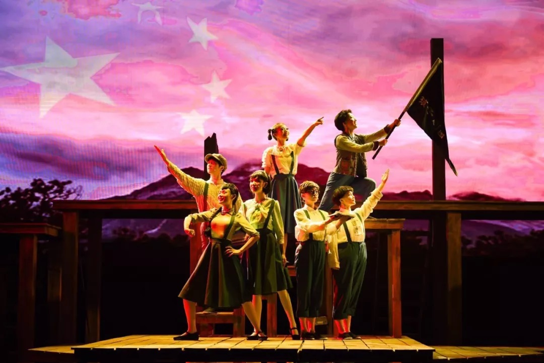 十月的上海舞台上,唱响我们的历史记忆和理想憧憬 | 文艺,向着时代的