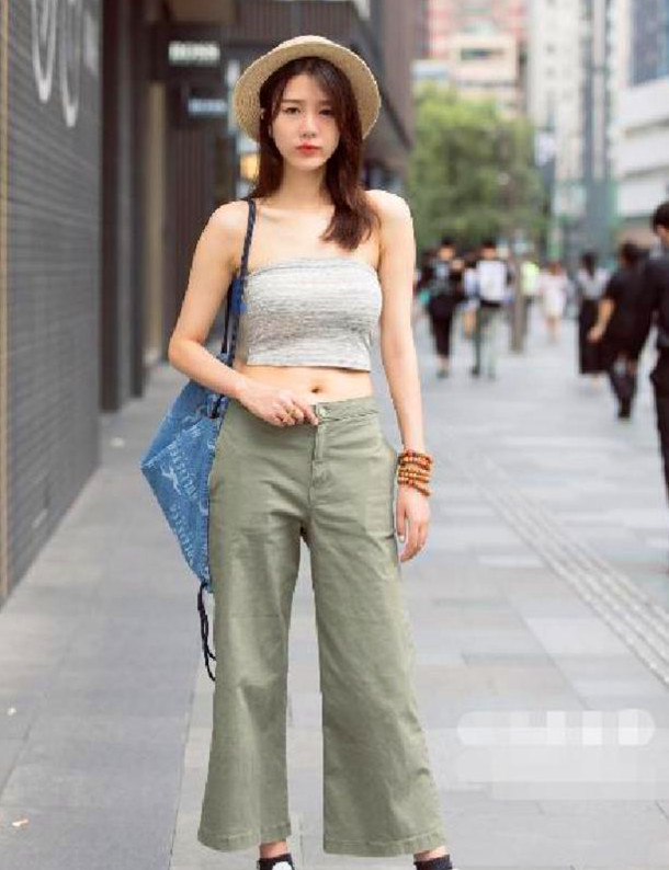 清纯美女穿抹胸露脐装上街,白皙的皮肤迷人的锁骨甚是撩人!