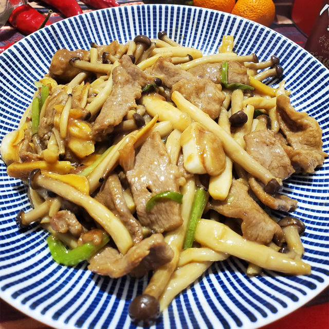 鸭胸肉炒蟹味菇,肉质滑嫩,菌菇爽口