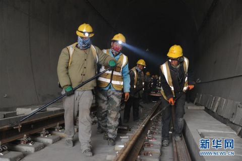 敦格鐵路全線重點控制性工程當金山隧道鋪軌貫通