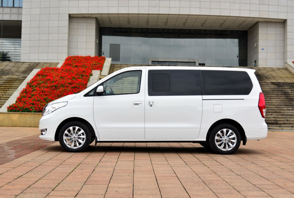 风行cm7外观设计很大气,给人一种豪华感