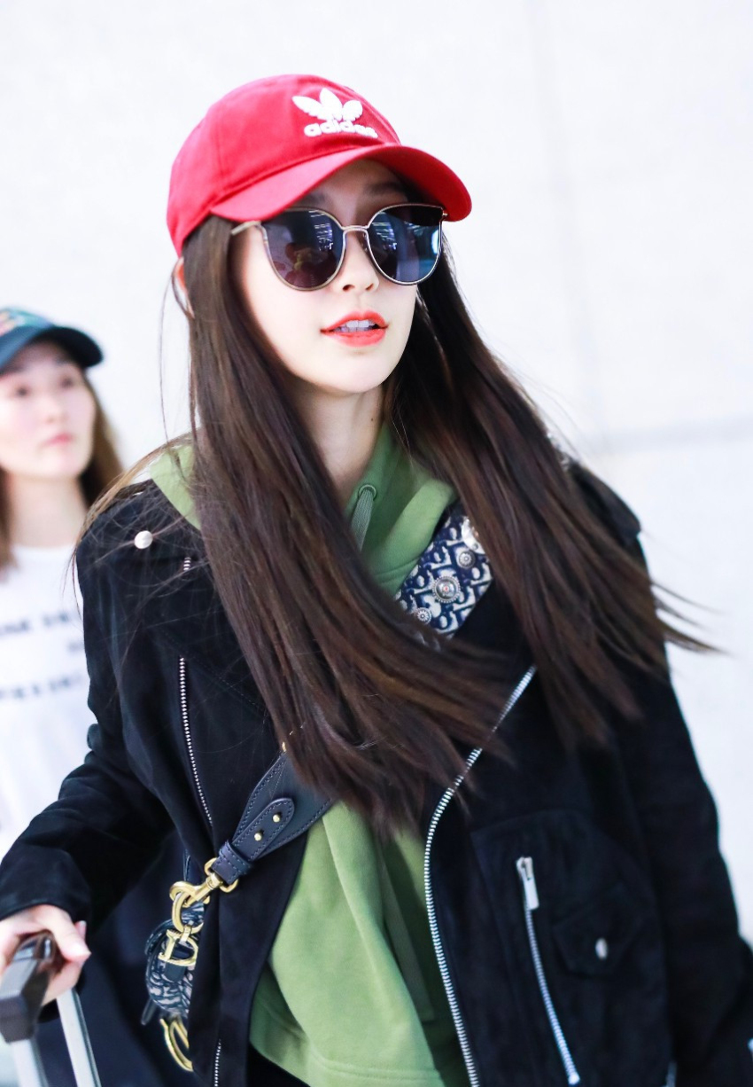 29岁杨颖好可爱!黑外套搭配红帽子,小手缩在袖口里取暖