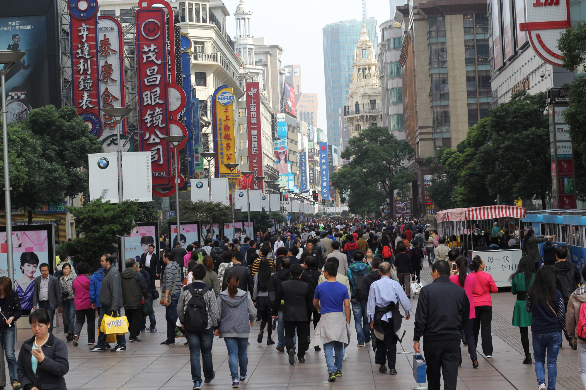 南京西路上的人 转载自百家号作者:旅行家宁乐熙