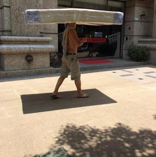 头顶床垫完全防晒 太阳再晒也不怕!
