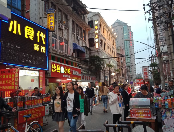 武汉著名的百年商业老街,江汉路步行街!