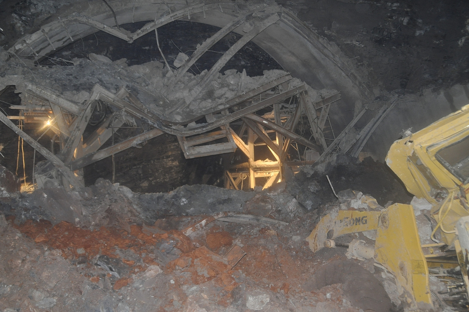 18年前,我丈夫的弟弟死于一次矿井坍塌事故,他得到了65万元的赔偿.