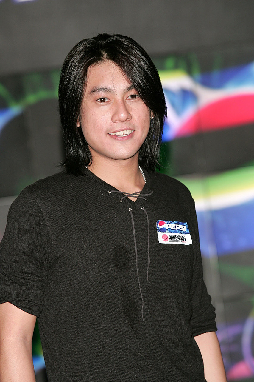 f4的朱孝天出来卖惨,说没车没房,很久没有工作没有收入,怀疑自己价值