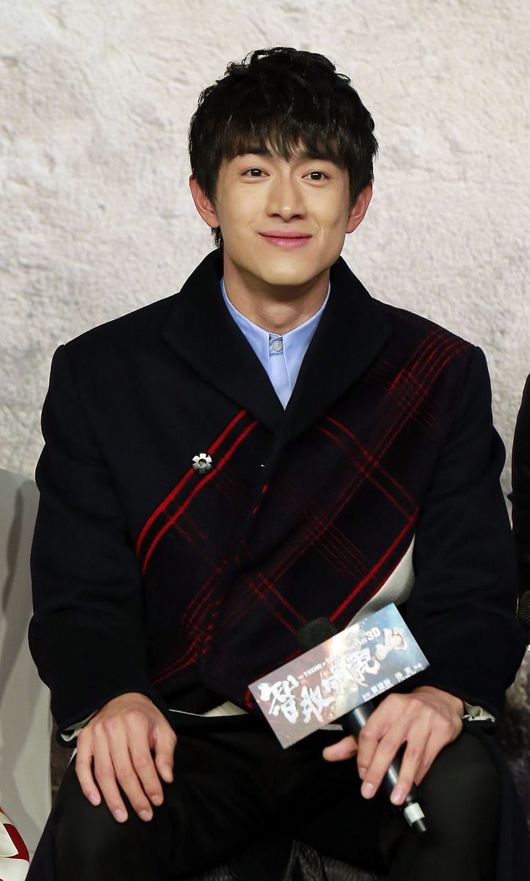 林更新让狗仔拍到了室内抽烟和新恋情.  现在内娱对于抽烟这事已经没