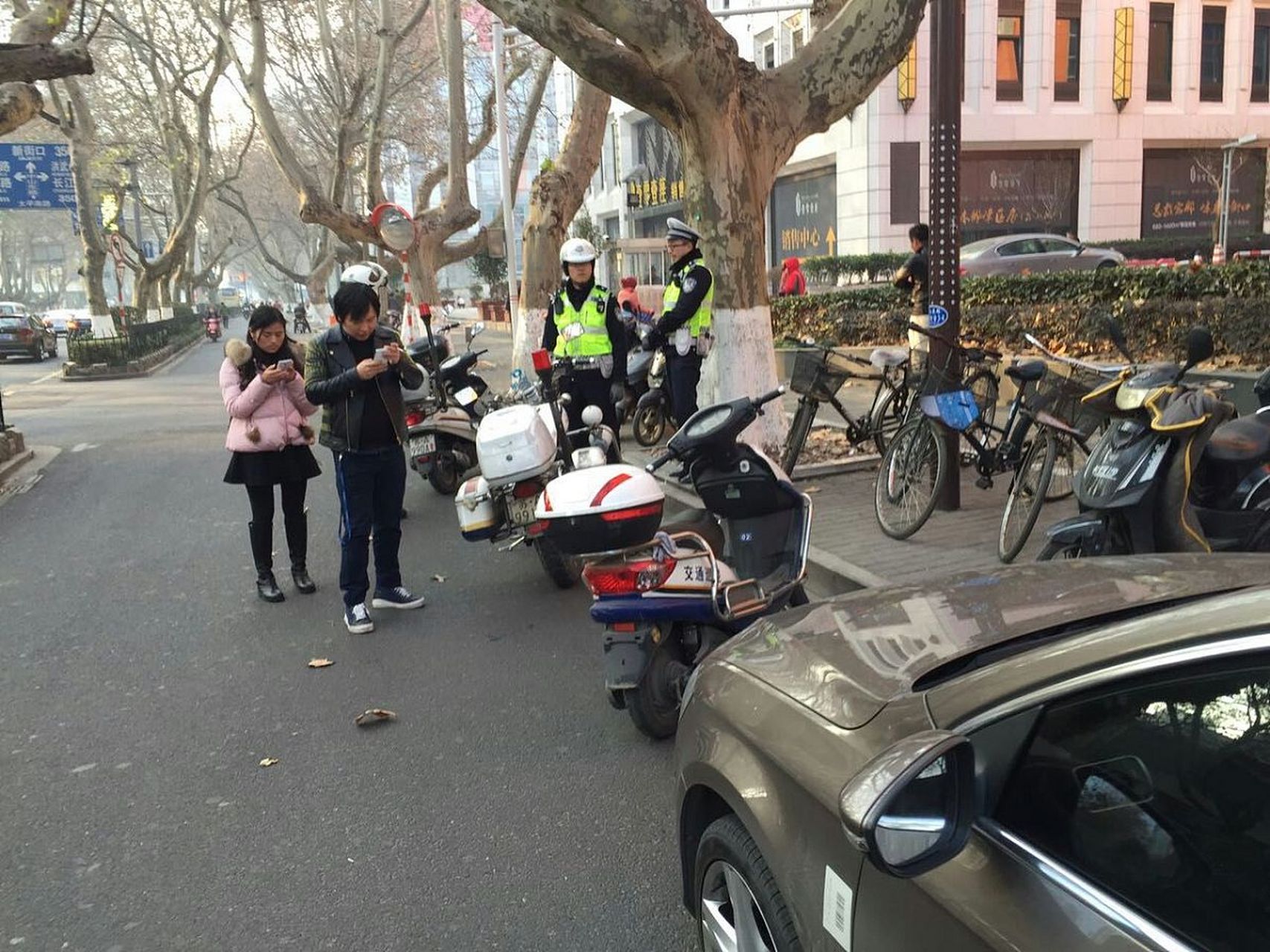 轿车转弯时连撞7辆电动车#1月10日,海口市永万路