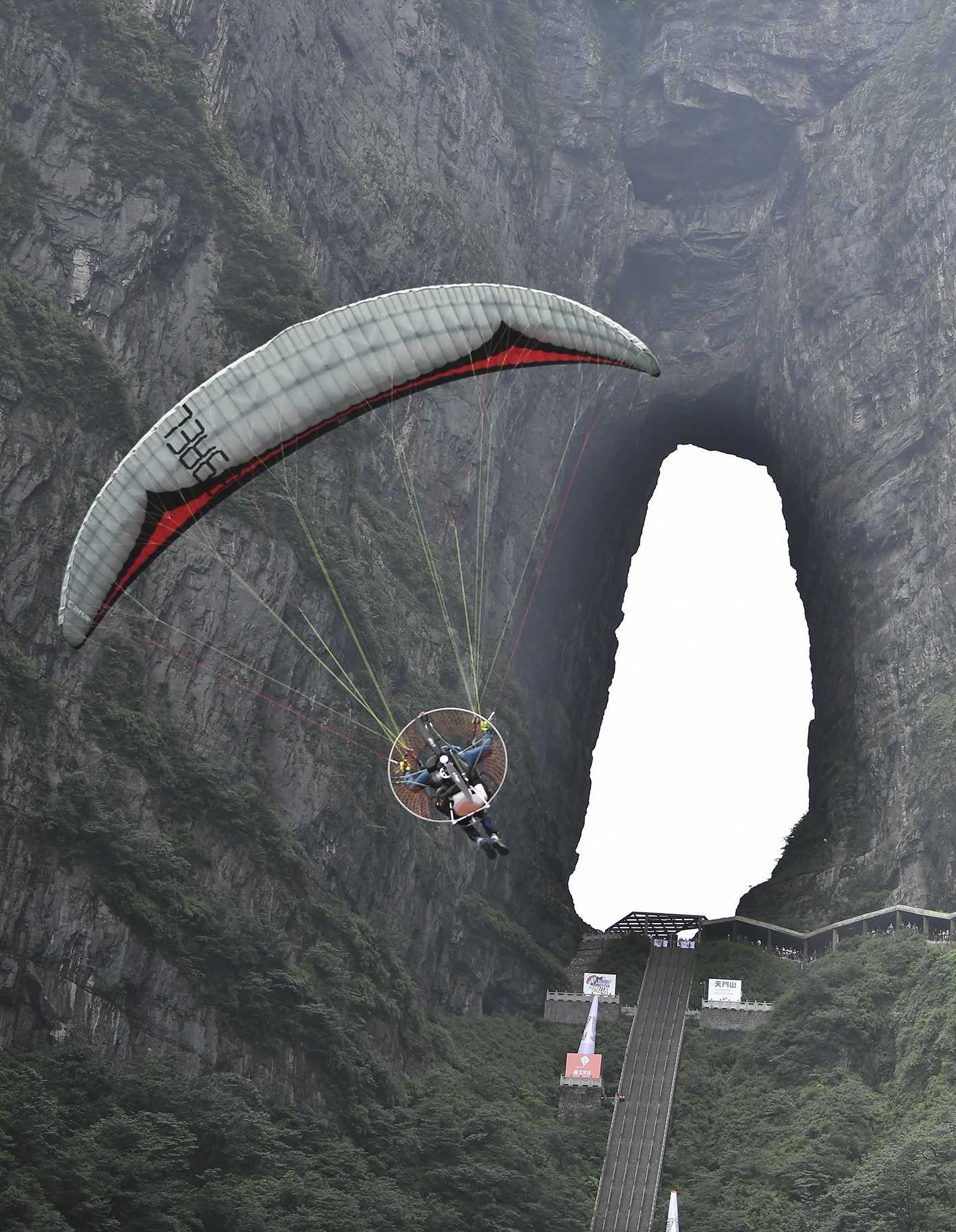 动力伞特技飞行选手试飞张家界天门山(3)