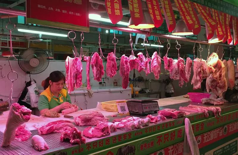 图为广州一家猪肉销售档口大公报记者卢静怡摄