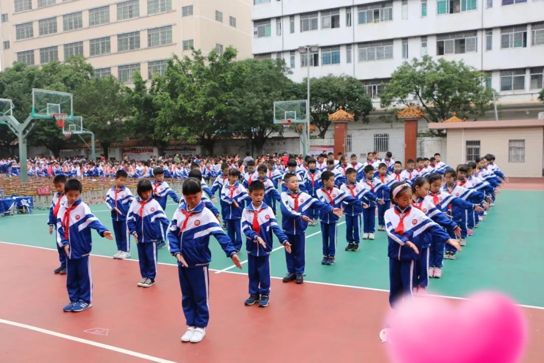 助力创文我能行!江门开平春华小学主题教育活动春风里展英姿
