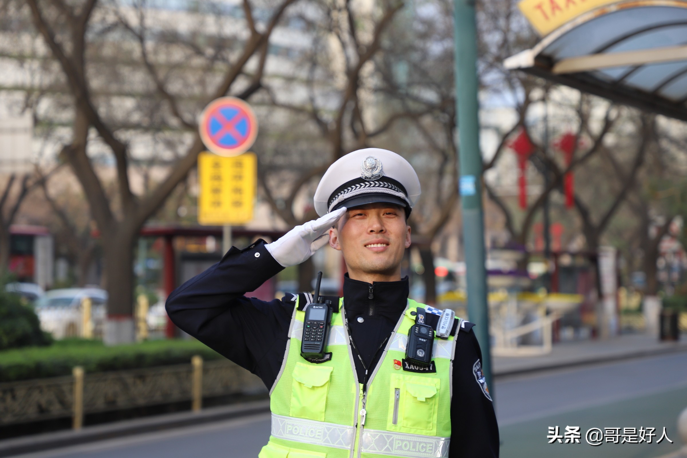 直到2007年杨鹏回到古城西安,成为新城大队一中队的一名交警,2016年的