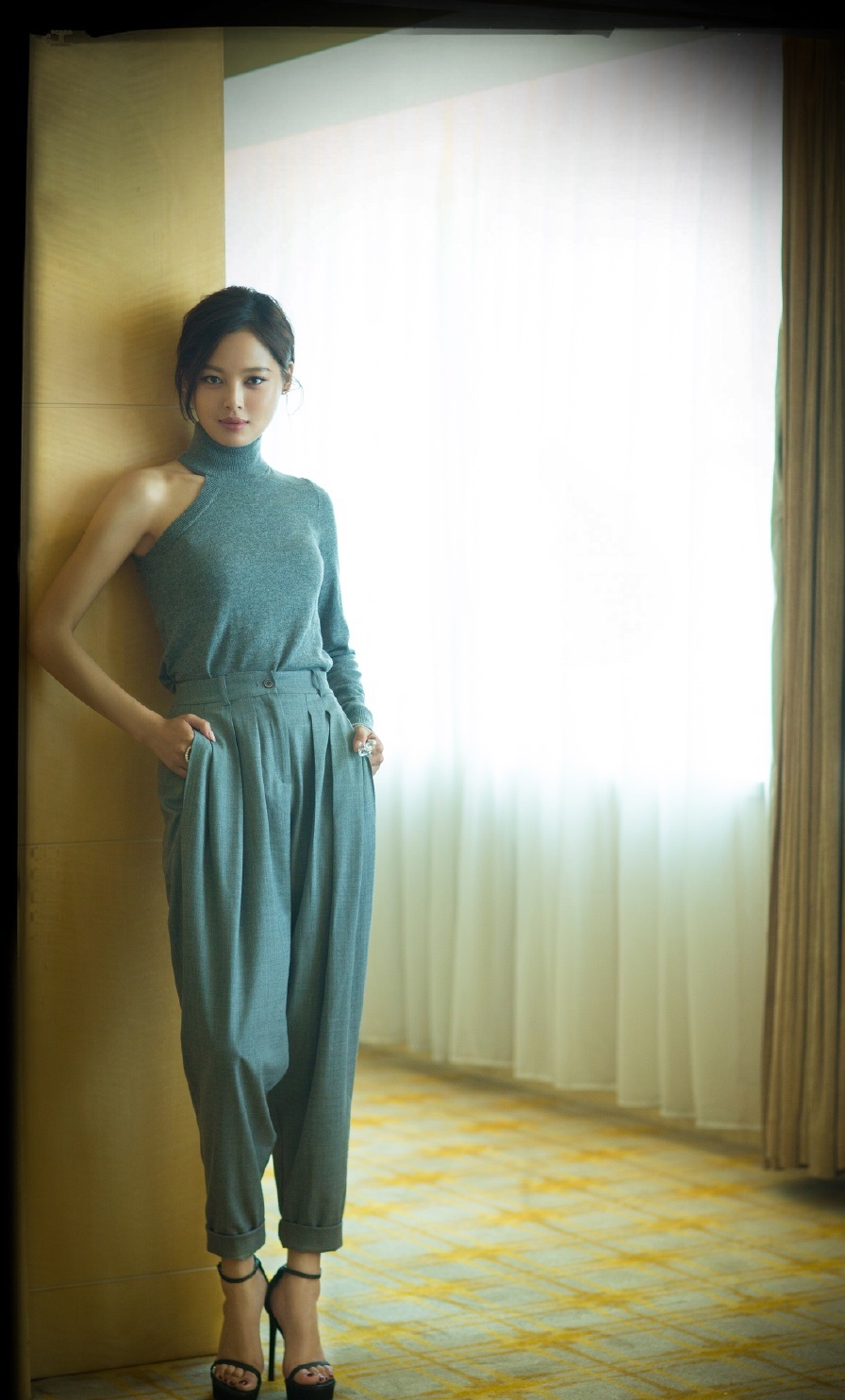 辛芷蕾全黑透视装小秀性感,"度数"刚刚好,引人遐想