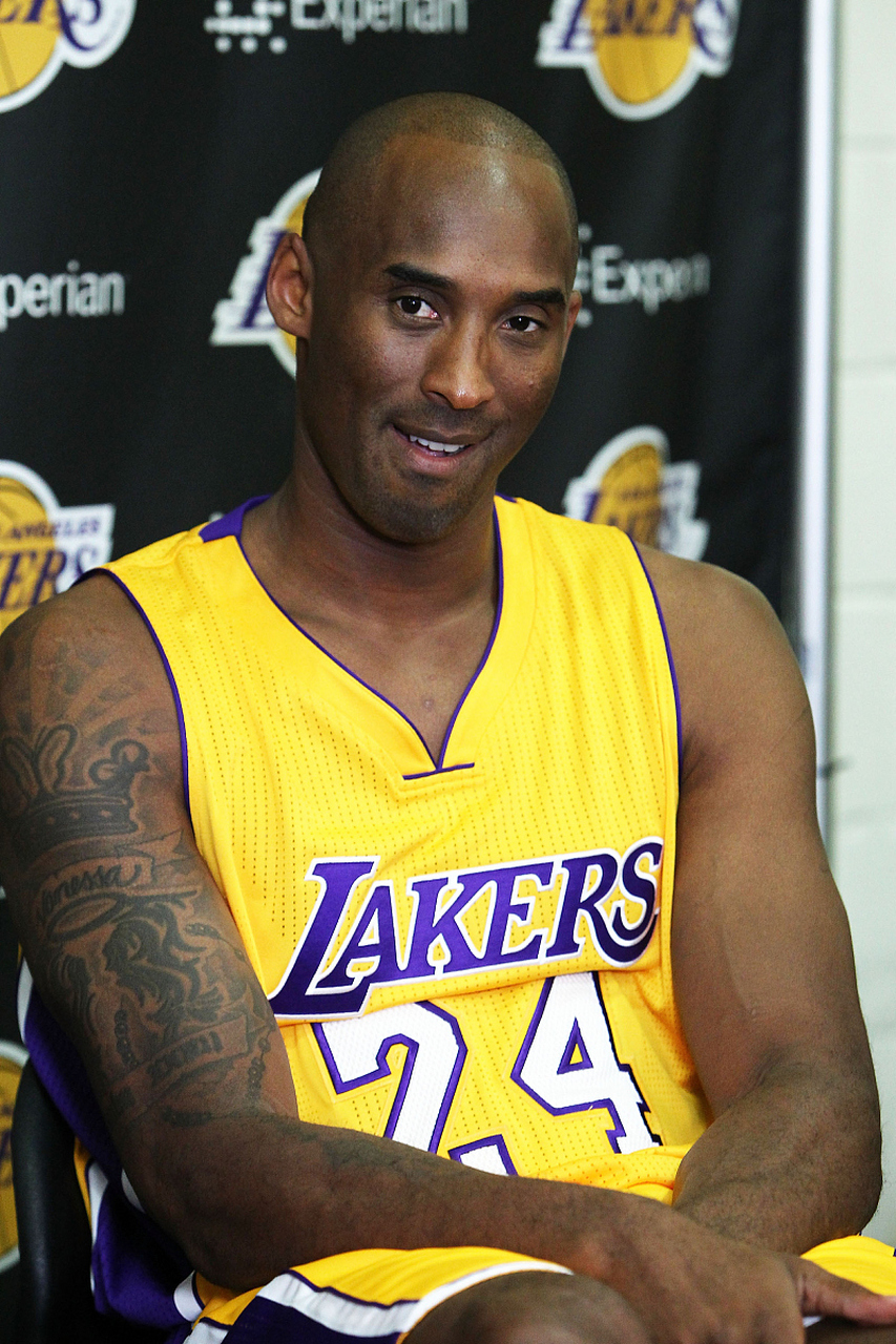 科比2000年总冠军戒指惊现拍卖行,球迷愤怒抗议:这是传奇的纪念,不是