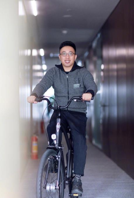 汪峰不戴眼镜上热搜后,于正也尝试这样做,网友:乍一看像刘国梁