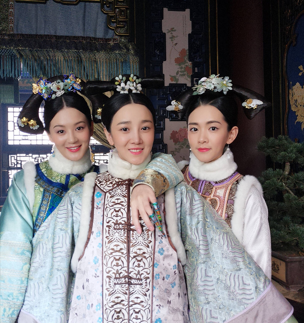 如懿传晒拍摄花絮,后宫一片祥和,皇上满脸笑容,阿箬也很可爱哦