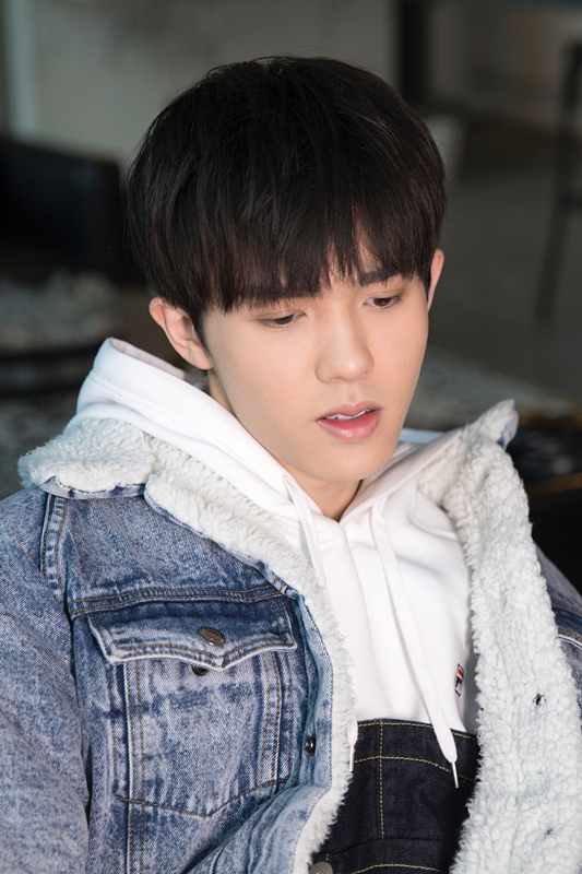 李昊曝时尚牛仔写真大片 颜值爆表气质清新