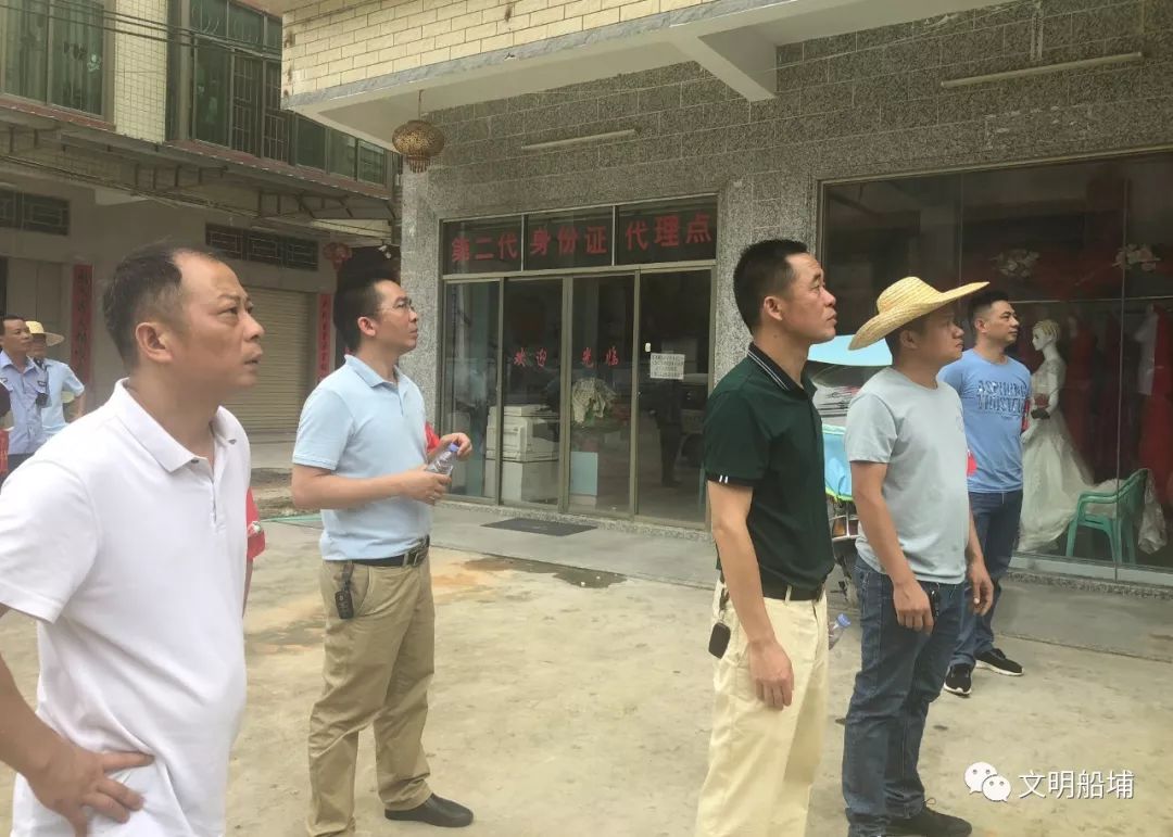 揭阳某地挖掘机出动,多处乱搭物和占道摆摊被强制拆除!